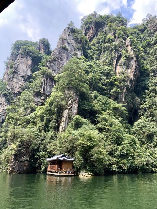 张家界宝峰湖介绍_张家界宝峰湖景区